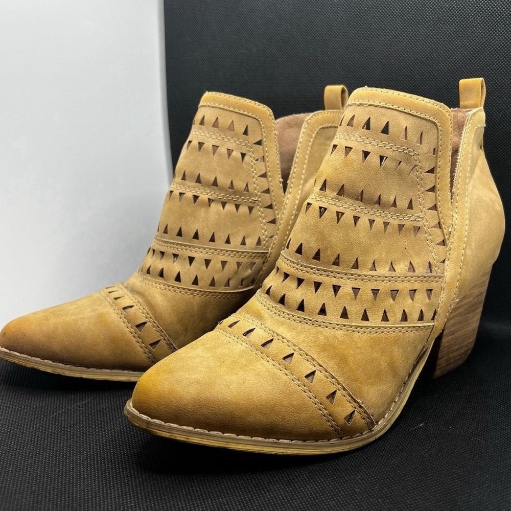 Mi iM Boots Pre-owned, Lazer cut, leather uppers, boho vibe booties 7.5